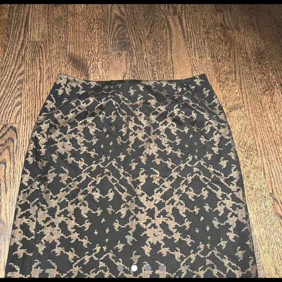 super cute great condition halogen midi skirt! only worn a few times - Picture 2 of 4